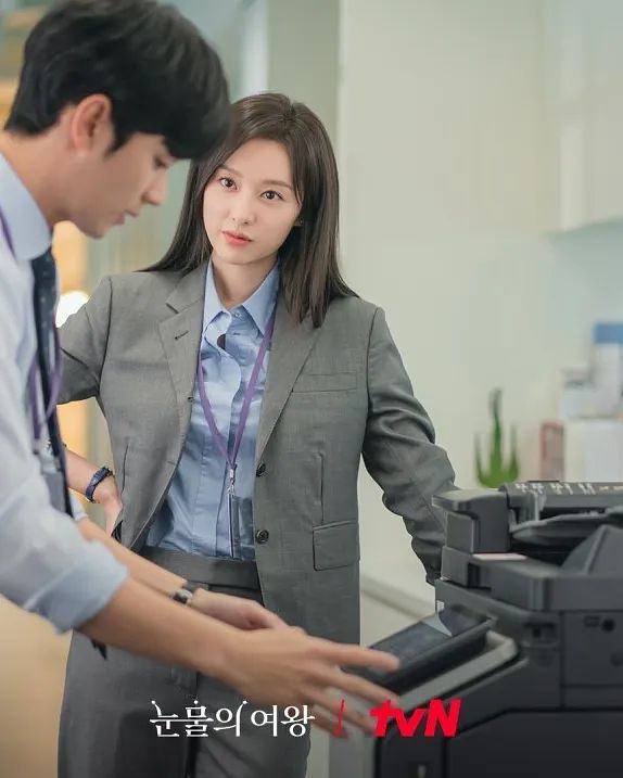 《淚之女王》金智媛演繹財閥千金婚姻故事！盤點「高冷專業戶」的4大反轉魅力與「洪海仁」華麗日常穿搭